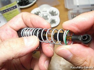 Axial(アキシャル)・SCX10・ジープ ラングラー G6 製作記 ～ オイルダンパーの組み立て ～ スプリング（長）の挿入